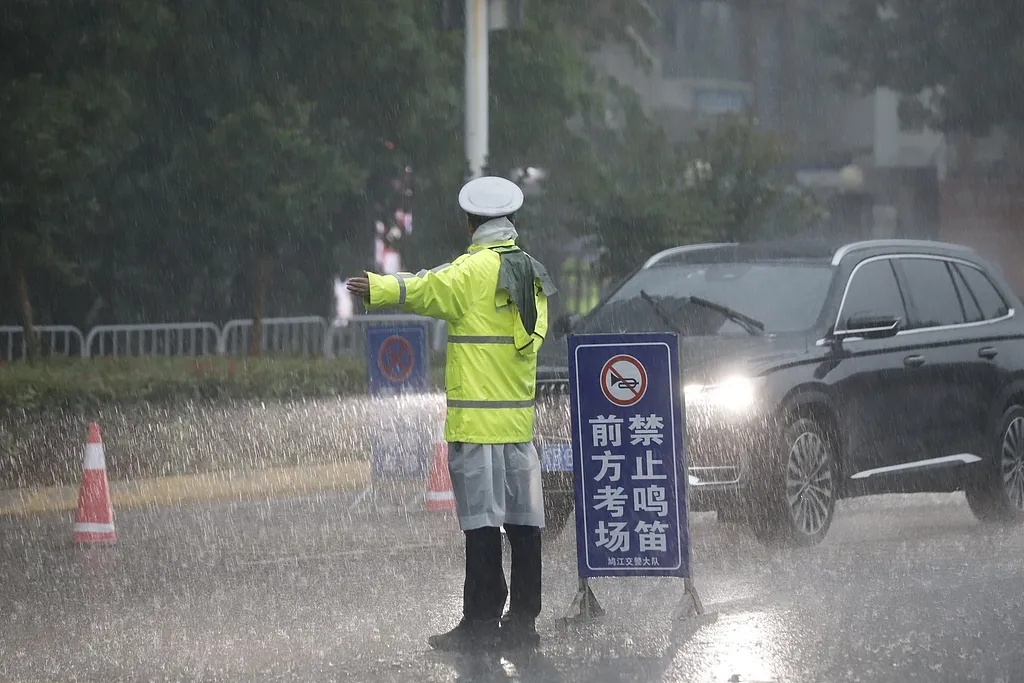 嚯!送考“名场面”,来了! 嚯!送考“名场面”,来了!
