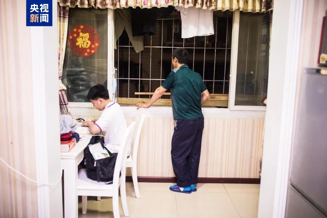 这张照片里的小男孩，今天高考了！