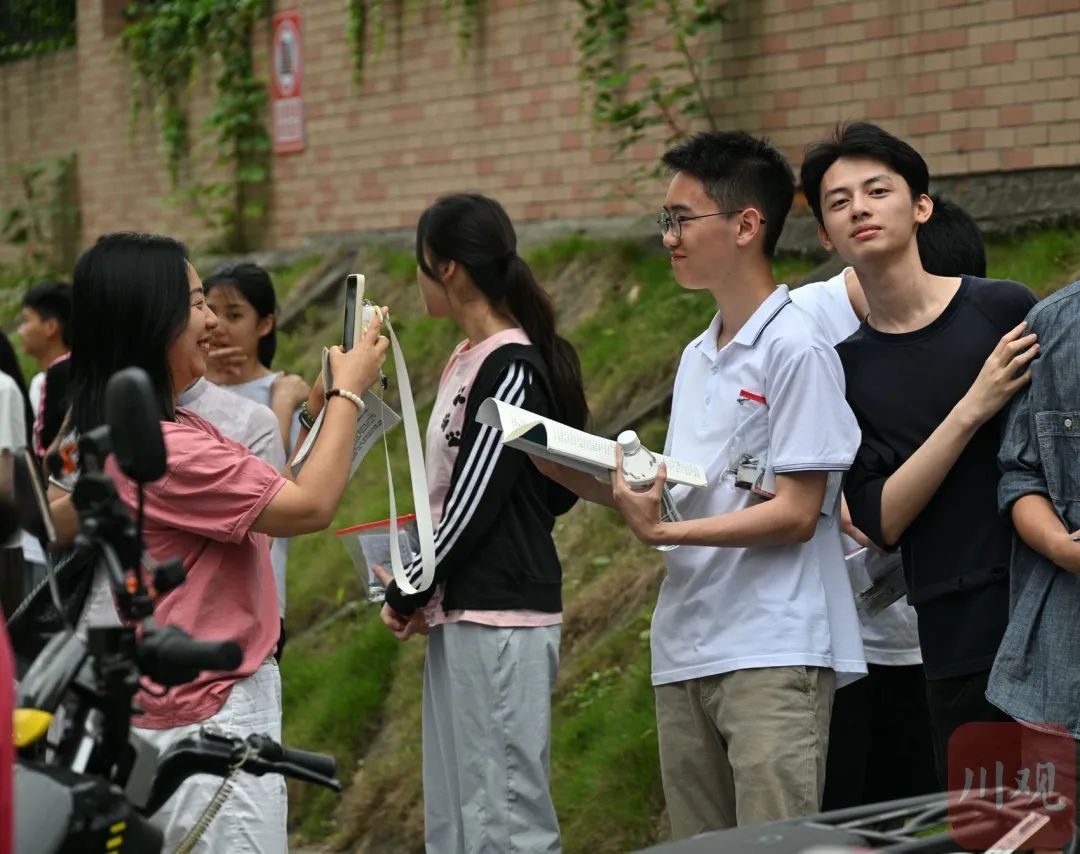 开考!四川“高考表情”上新 开考!四川“高考表情”上新