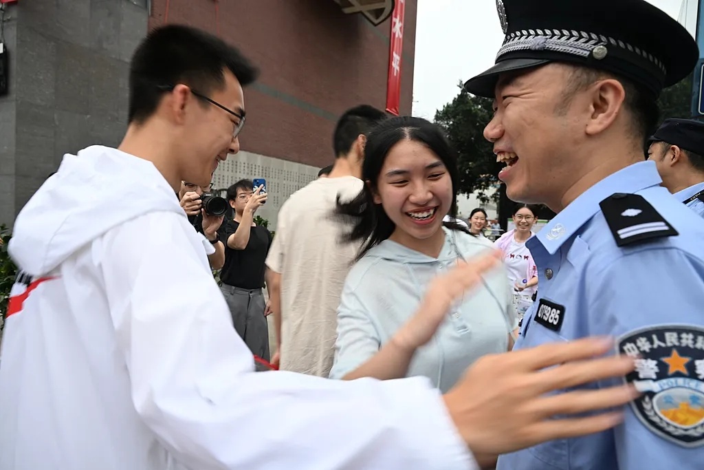 嚯!送考“名场面”,来了! 嚯!送考“名场面”,来了!