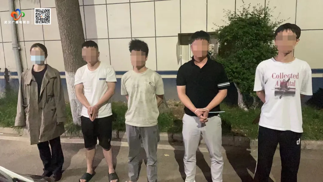 警方破门而入!一举抓获32名“白富美” 警方破门而入!一举抓获32名“白富美”