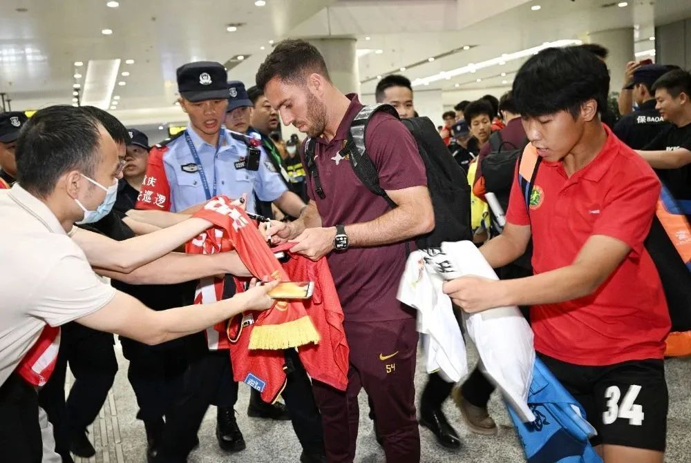 国足抵达重庆！球迷呐喊：“不要放弃！”