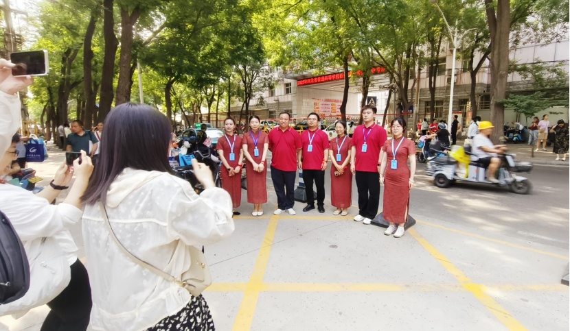 高考第1天,考场外的守候 高考第1天,考场外的守候