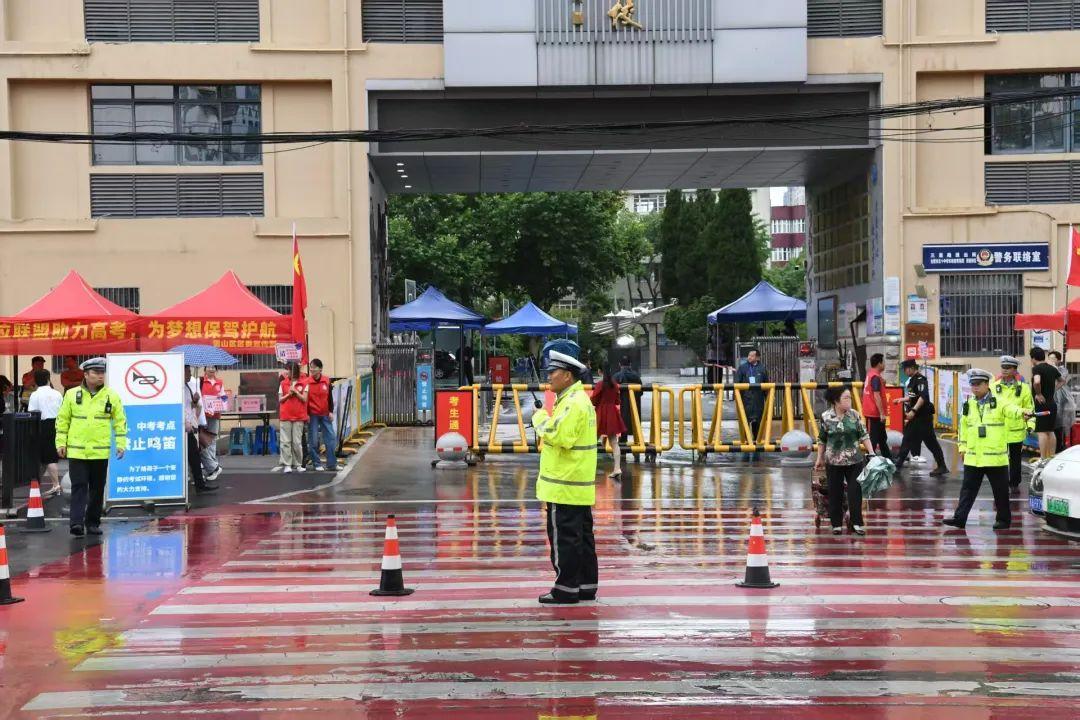 这些雨中身影为考生撑起“晴天” 这些雨中身影为考生撑起“晴天”
