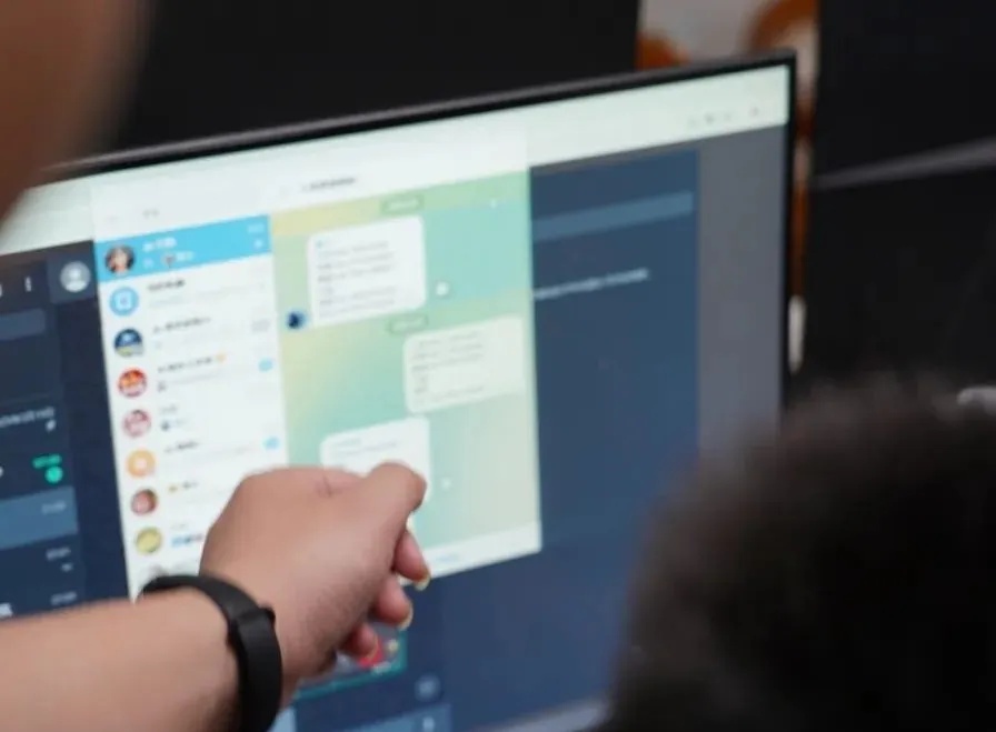 破门而入!警方一举抓获32名"白富美" 破门而入!警方一举抓获32名"白富美"