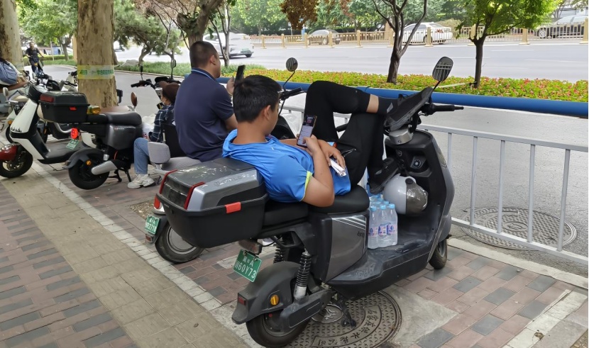 高考第1天,考场外的守候 高考第1天,考场外的守候