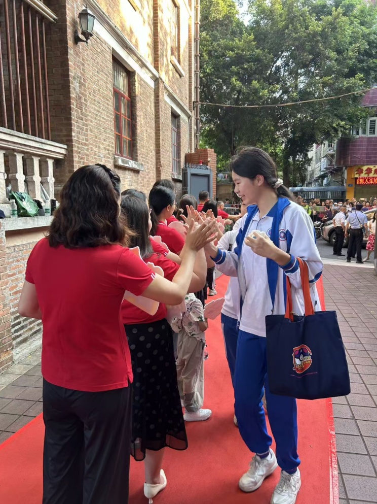 广东高考作文题出炉!广州机械警犬加入安保,高考首日现场图→ 广东高考作文题出炉!广州机械警犬加入安保,高考首日现场图→