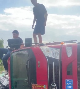 一辆货车在高速上侧翻,司机被困!幸亏碰到了这三个人 一辆货车在高速上侧翻,司机被困!幸亏碰到了这三个人