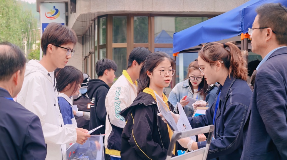 高考首日!青海西宁考场外格外亮眼→ 高考首日!青海西宁考场外格外亮眼→