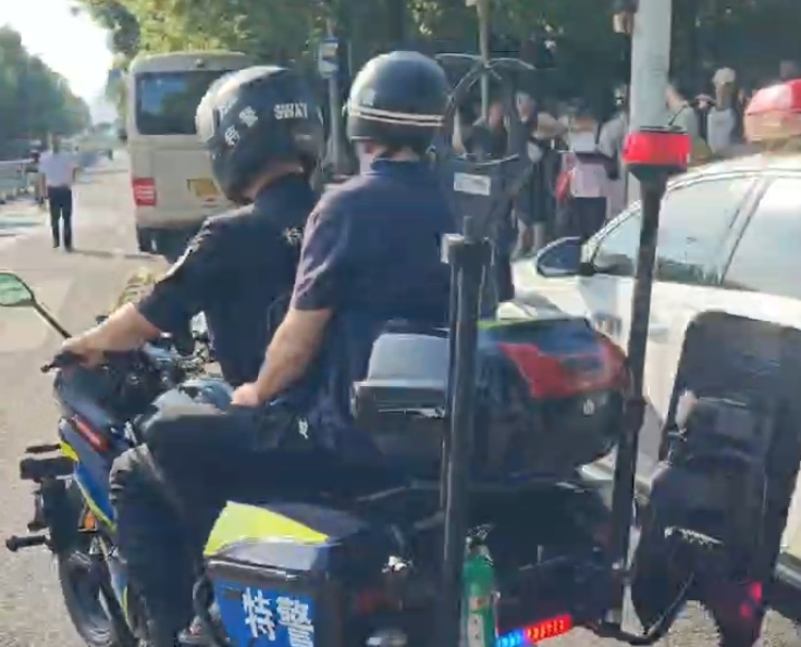 湖南师大附中考点考生身份证遗失!特警铁骑最快速度送家长到附近派出所 湖南师大附中考点考生身份证遗失!特警铁骑最快速度送家长到附近派出所