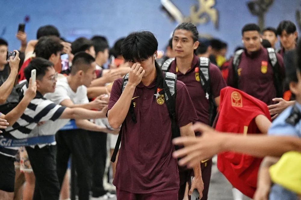 国足抵达重庆！球迷呐喊：“不要放弃！”