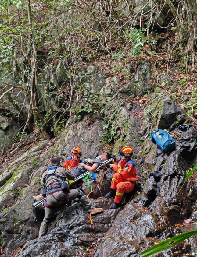 命大!男子摔伤“挂”80度峭壁1天1夜,直升机带其脱险 命大!男子摔伤“挂”80度峭壁1天1夜,直升机带其脱险
