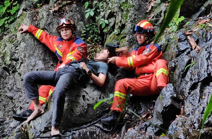 命大!男子摔伤“挂”80度峭壁1天1夜,直升机带其脱险 命大!男子摔伤“挂”80度峭壁1天1夜,直升机带其脱险