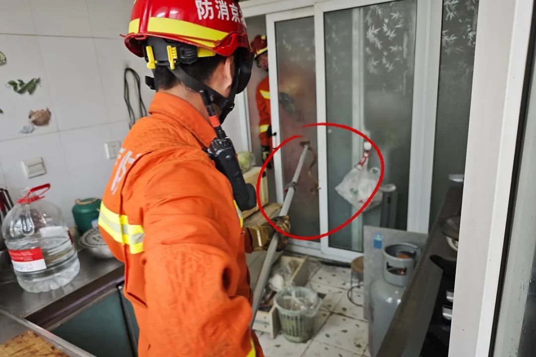 窸窸窣窣，长长的黑影一闪而过！北京有住户家中蛇出没