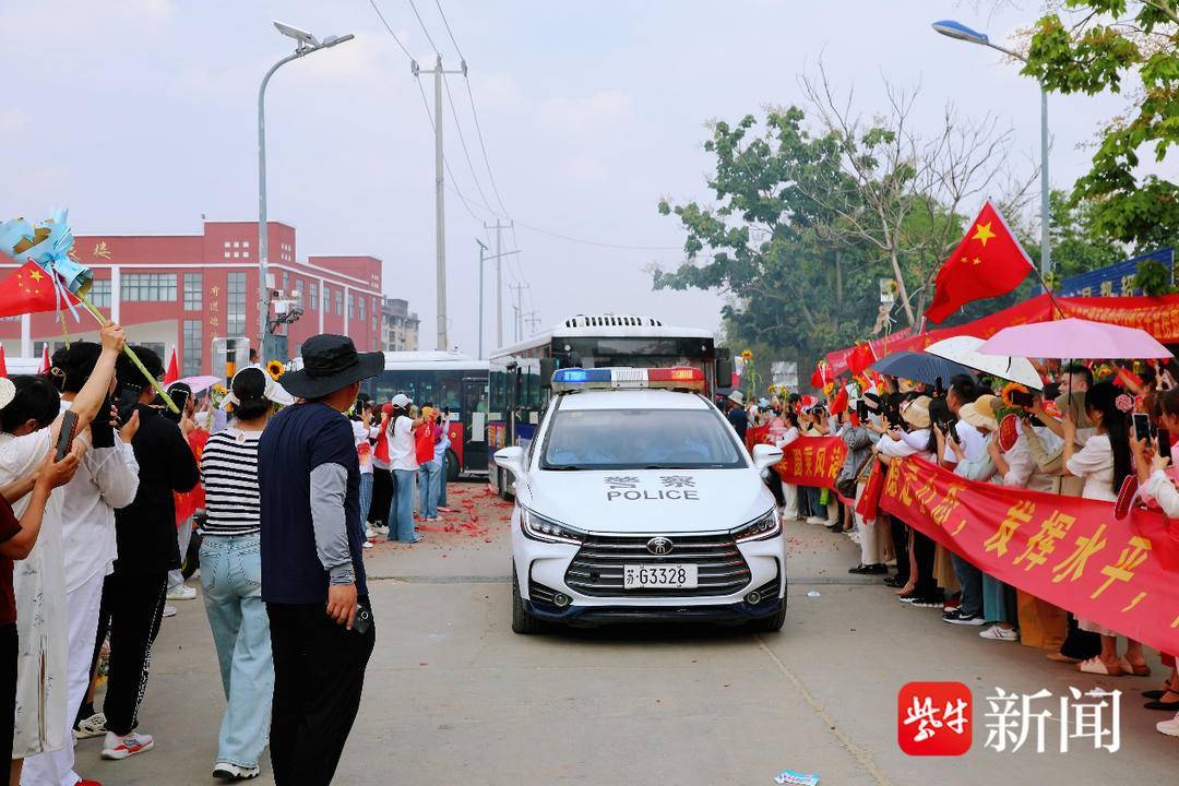 考生踏上“赶考”征途 警方全程护送助力圆梦 考生踏上“赶考”征途 警方全程护送助力圆梦