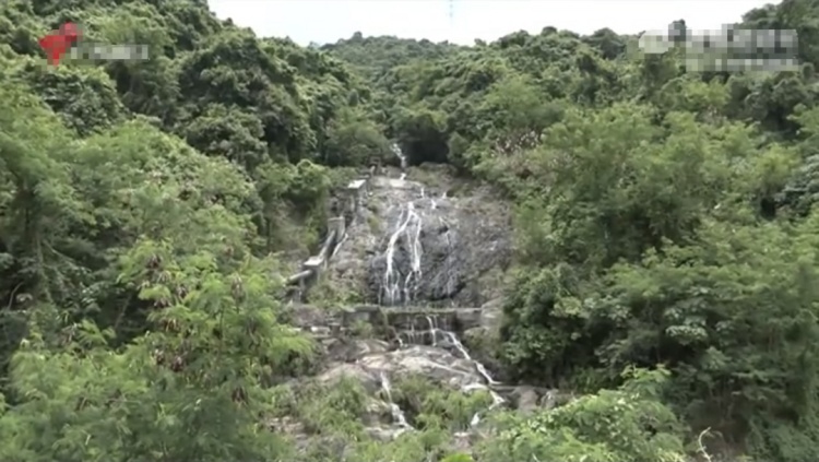 命大!男子摔伤“挂”80度峭壁1天1夜,直升机带其脱险 命大!男子摔伤“挂”80度峭壁1天1夜,直升机带其脱险