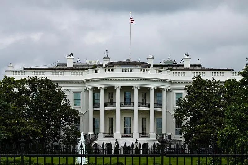 严重冲突！特朗普政府宣布：派出2000名国民警卫队！洛杉矶乱了→