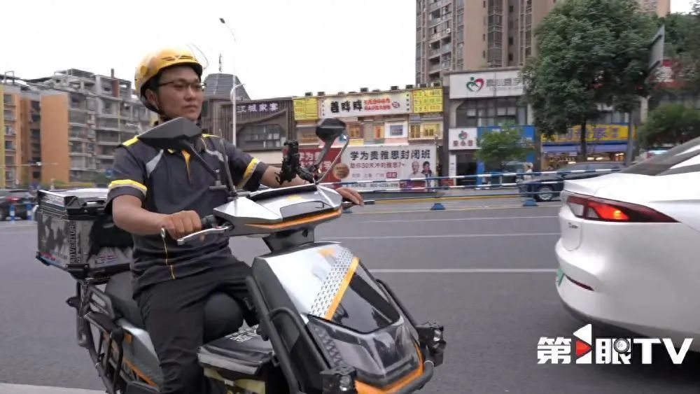 亮色招蚊虫,美团骑手要变装?颜色大改,“很多人没认出来” 亮色招蚊虫,美团骑手要变装?颜色大改,“很多人没认出来”