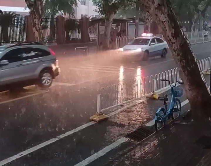 背考生趟过积水、帽檐成水帘……直击武汉高考暖心守护瞬间 背考生趟过积水、帽檐成水帘……直击武汉高考暖心守护瞬间