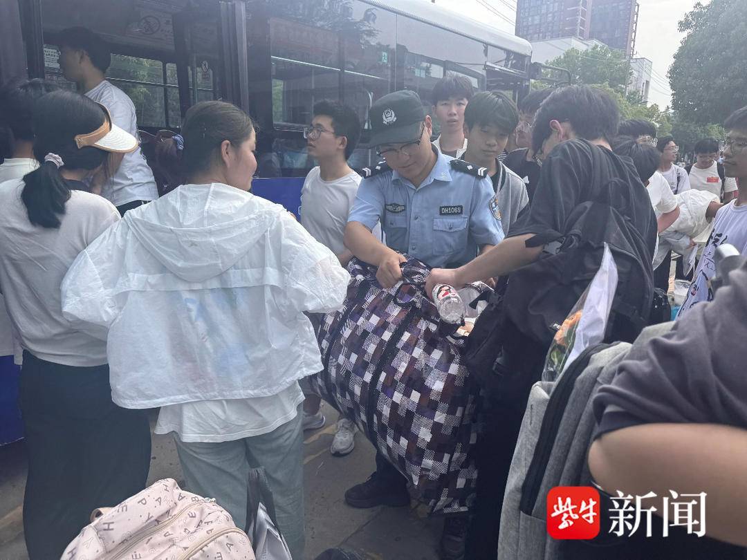 考生踏上“赶考”征途 警方全程护送助力圆梦 考生踏上“赶考”征途 警方全程护送助力圆梦