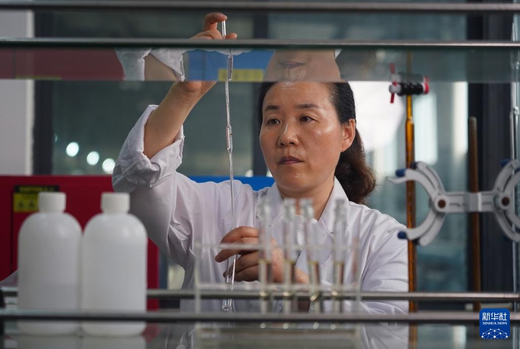 从苦涩海水到清冽饮用水——记者探访海水淡化项目 从苦涩海水到清冽饮用水——记者探访海水淡化项目