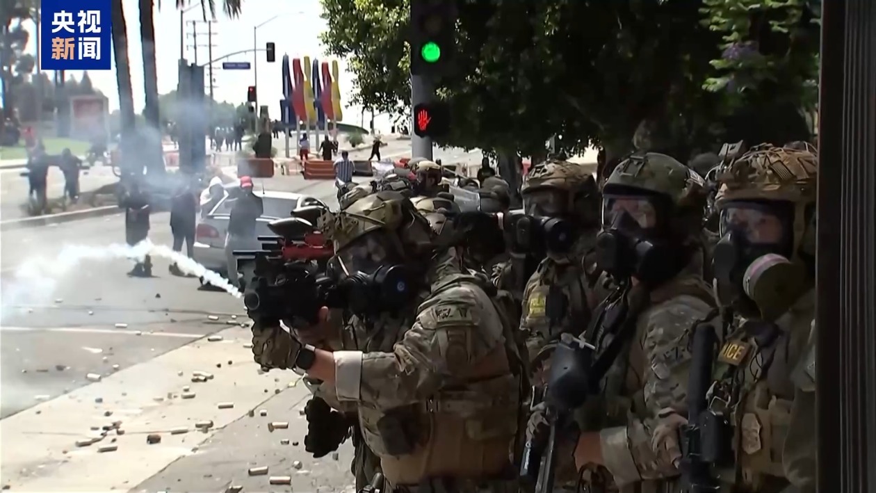 加州冲突持续 美执法人员动用催泪瓦斯和震爆弹 加州冲突持续 美执法人员动用催泪瓦斯和震爆弹