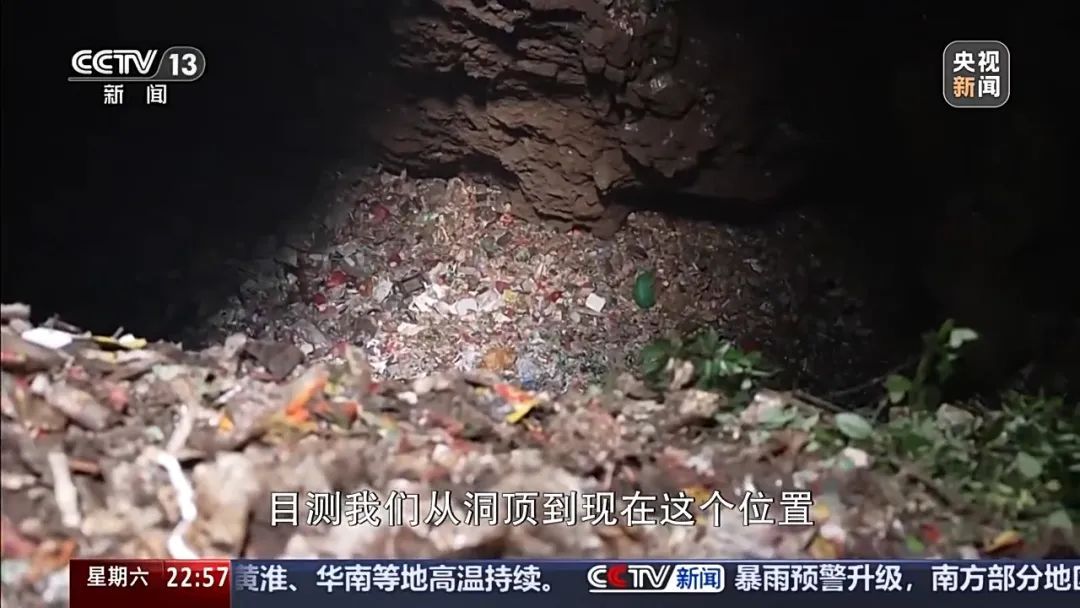 威胁“来天坑拍照就给我打”,村支书卢志富被停职 威胁“来天坑拍照就给我打”,村支书卢志富被停职