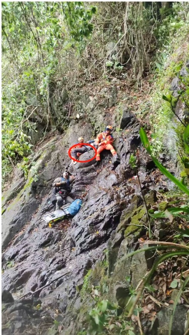 命大!男子摔伤“挂”80度峭壁1天1夜,直升机带其脱险 命大!男子摔伤“挂”80度峭壁1天1夜,直升机带其脱险