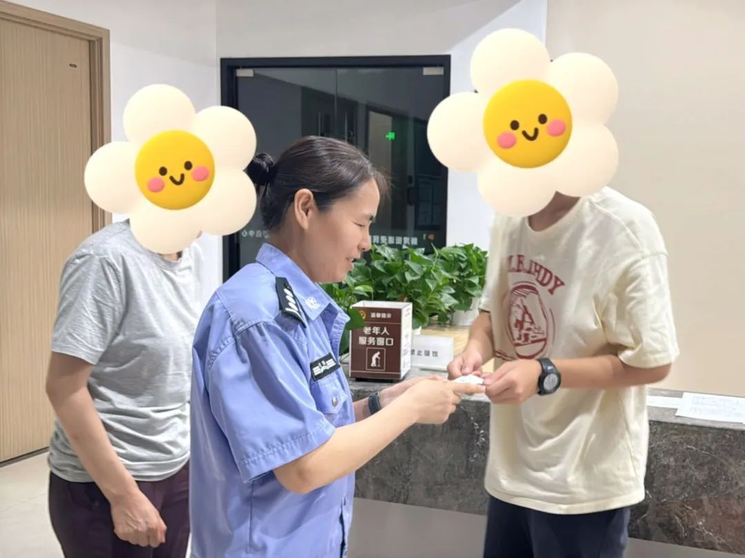 考场外一幕!杭州一考生顿时慌了:“怎么办啊!” 考场外一幕!杭州一考生顿时慌了:“怎么办啊!”