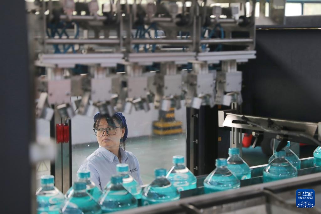 从苦涩海水到清冽饮用水——记者探访海水淡化项目 从苦涩海水到清冽饮用水——记者探访海水淡化项目