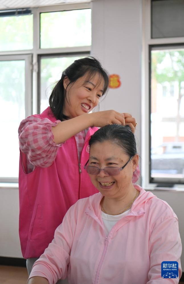 新华全媒+·新职业故事|养老管家:用心守护“银发族”的幸福“夕阳红” 新华全媒+·新职业故事|养老管家:用心守护“银发族”的幸福“夕阳红”