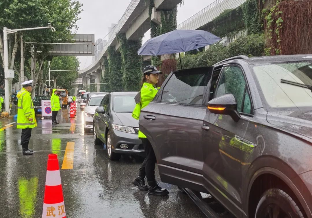 背考生趟过积水、帽檐成水帘……直击武汉高考暖心守护瞬间 背考生趟过积水、帽檐成水帘……直击武汉高考暖心守护瞬间