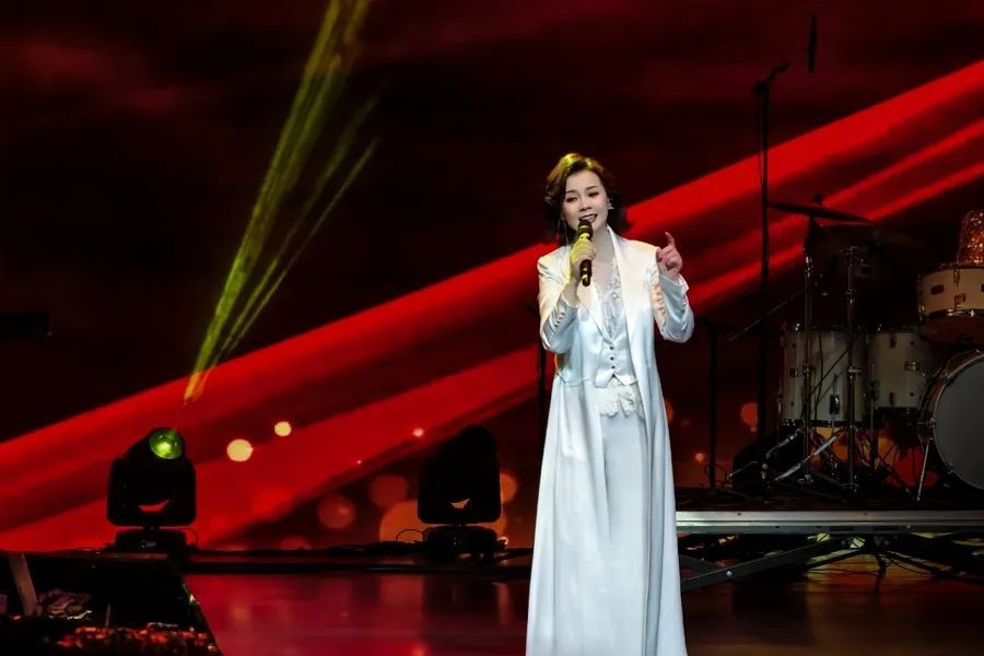 上海著名女歌手回归！每周开直播，已经唱了3年，粉丝超300万，代表作家喻户晓