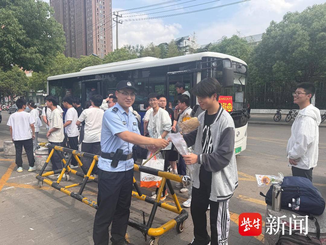 考生踏上“赶考”征途 警方全程护送助力圆梦 考生踏上“赶考”征途 警方全程护送助力圆梦