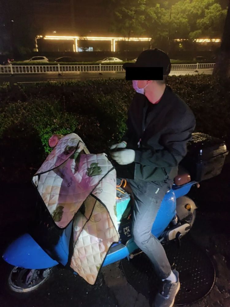 这个人骑车姿势有点怪，海宁警方：抓！原来……