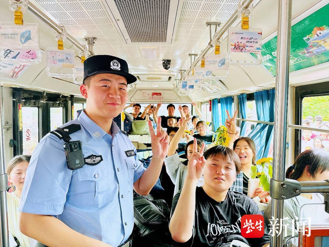 考生踏上“赶考”征途 警方全程护送助力圆梦 考生踏上“赶考”征途 警方全程护送助力圆梦