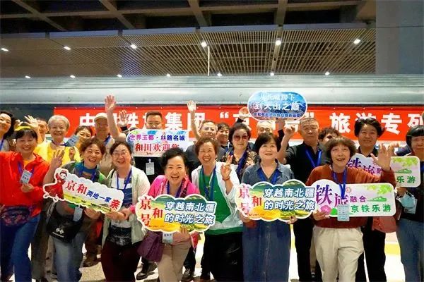银发旅游，在路上“再青春”
