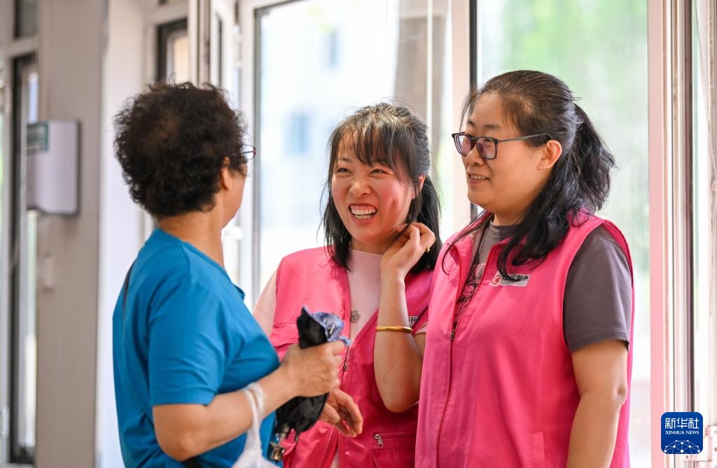 新华全媒+·新职业故事|养老管家:用心守护“银发族”的幸福“夕阳红” 新华全媒+·新职业故事|养老管家:用心守护“银发族”的幸福“夕阳红”