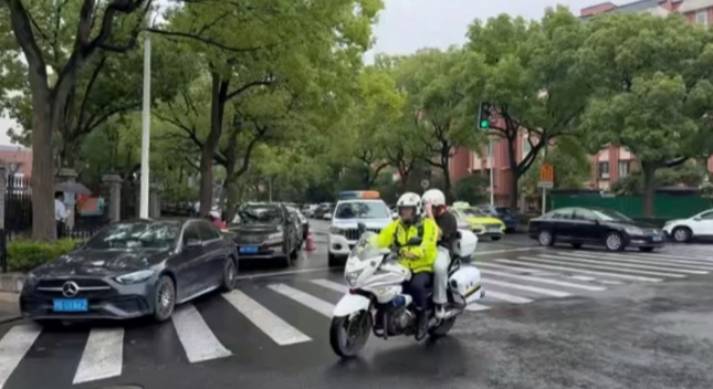 浦东警方“暖心”护航考生逐梦之路