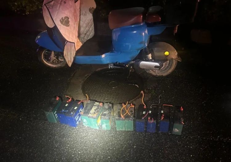 这个人骑车姿势有点怪，海宁警方：抓！原来……