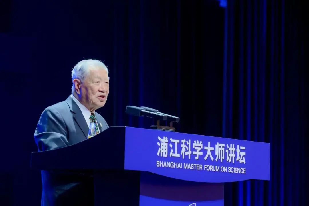 88岁“神探”李昌钰复旦开讲，一个半小时全程站立，畅谈“让不可能成为可能”