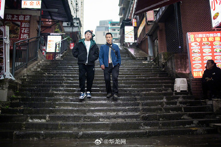 重庆棒棒爸爸牵着的小男孩高考啦 重庆棒棒爸爸牵着的小男孩高考啦