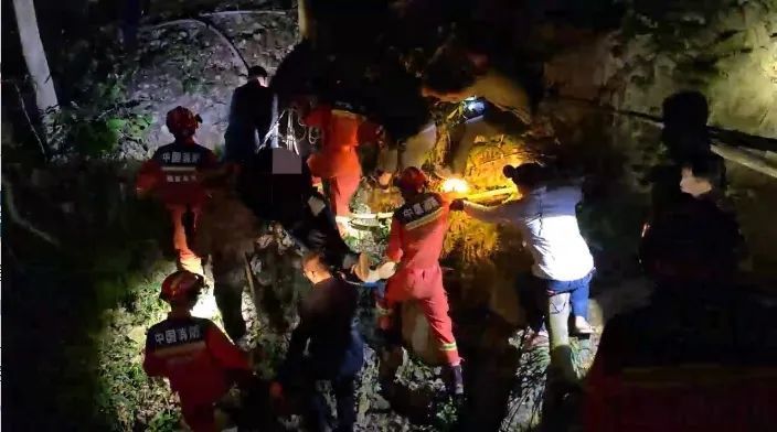 命大!男子摔伤“挂”80度峭壁1天1夜,直升机带其脱险 命大!男子摔伤“挂”80度峭壁1天1夜,直升机带其脱险