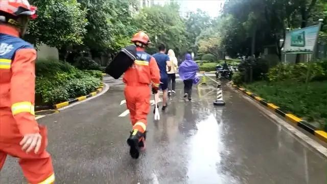 离开考不到半小时，武汉一考生被智能门锁困住！消防员火速开锁