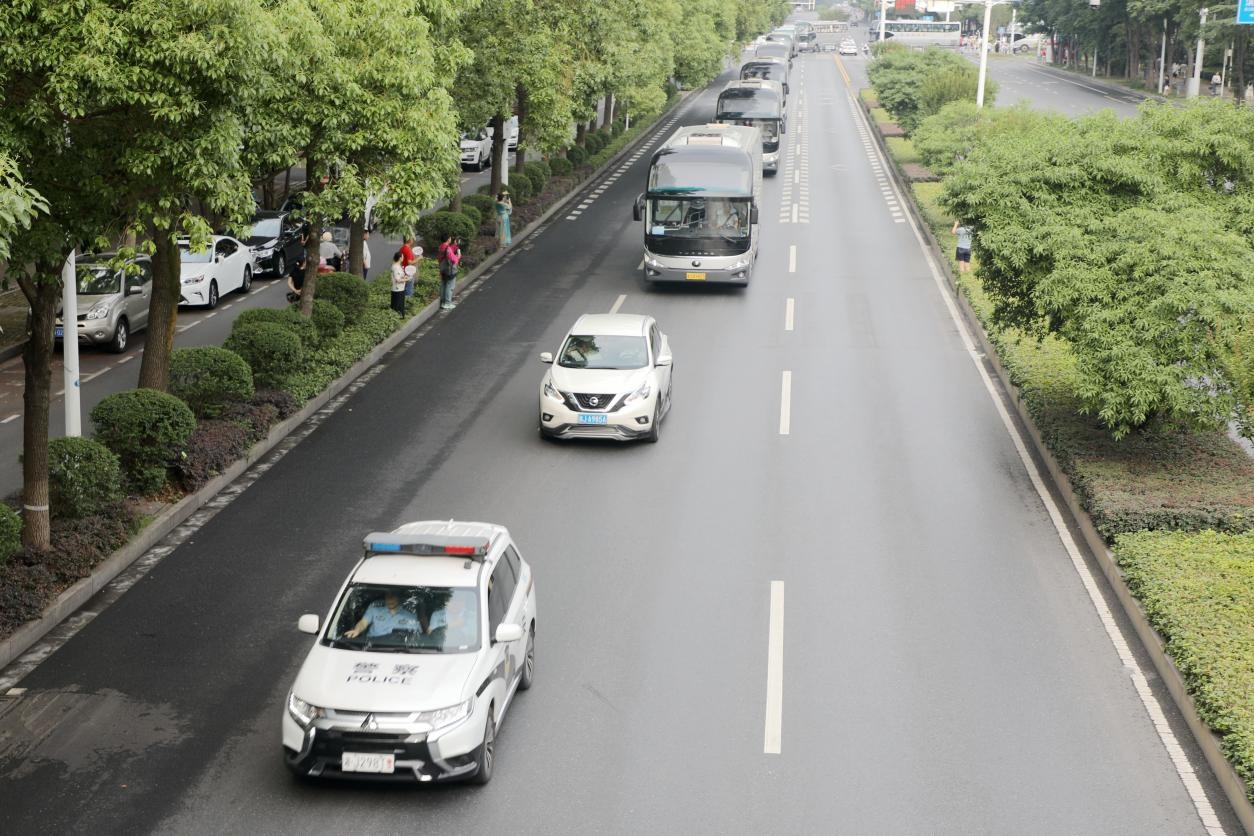 湖南49.9万考生赴考 多地暖心护航高考 湖南49.9万考生赴考 多地暖心护航高考