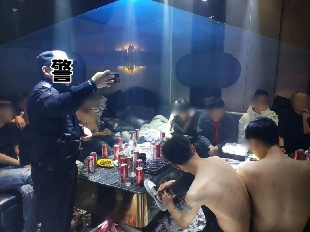 多人聚集玩“飞仔”，警方突现一窝端