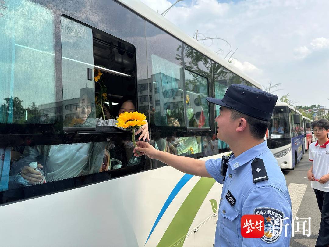 考生踏上“赶考”征途 警方全程护送助力圆梦 考生踏上“赶考”征途 警方全程护送助力圆梦