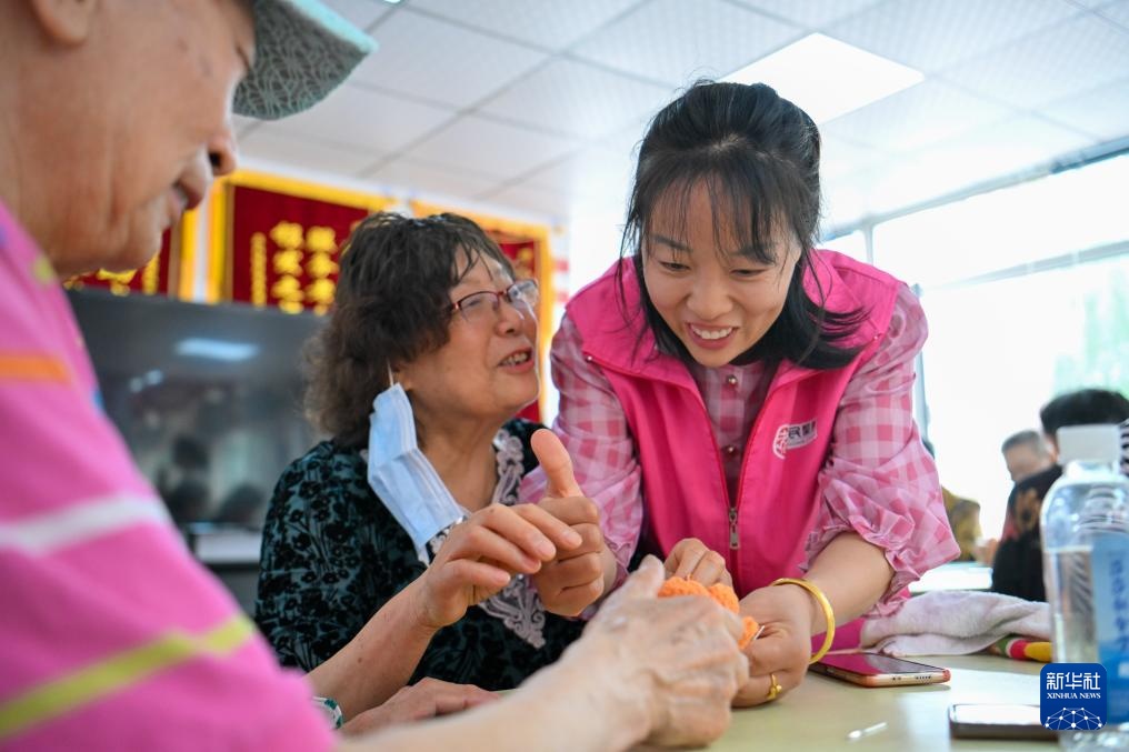 新华全媒+·新职业故事|养老管家:用心守护“银发族”的幸福“夕阳红” 新华全媒+·新职业故事|养老管家:用心守护“银发族”的幸福“夕阳红”