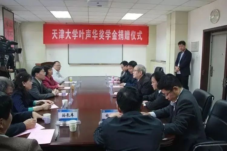 弟子们捐出1200万，91岁院士被搀扶上台！全场动情鼓掌......