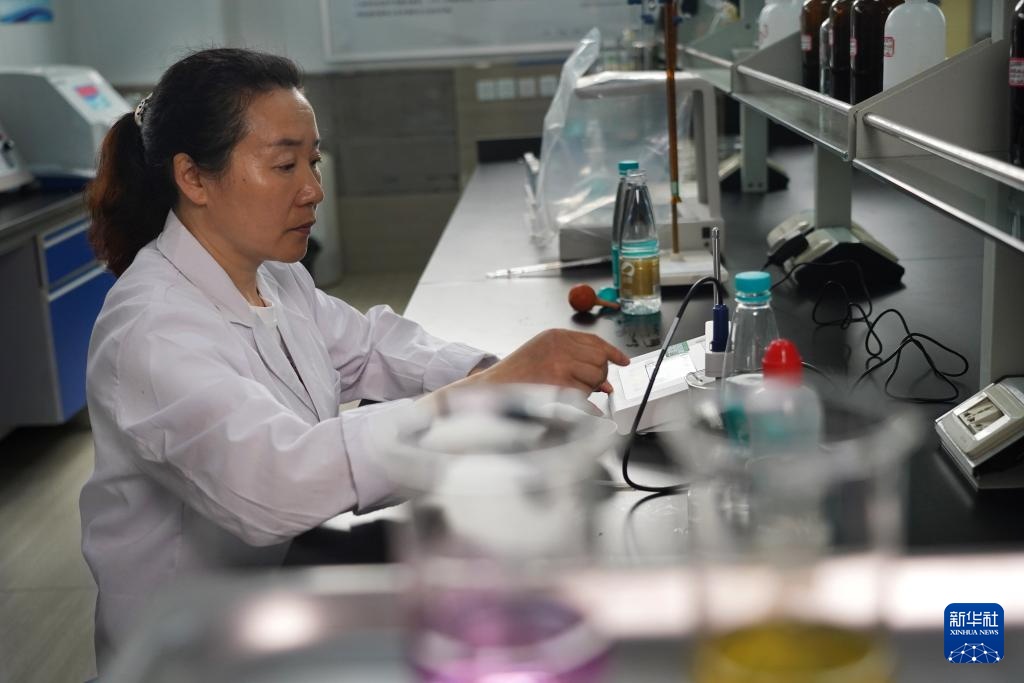 从苦涩海水到清冽饮用水——记者探访海水淡化项目 从苦涩海水到清冽饮用水——记者探访海水淡化项目